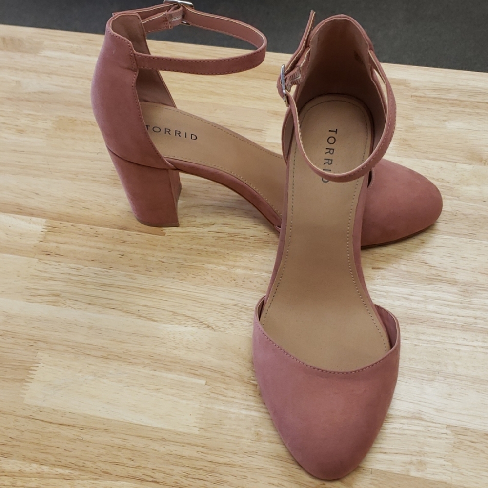 Torrid Dust Pink Strappy Closed Toe Sandals 10.5W